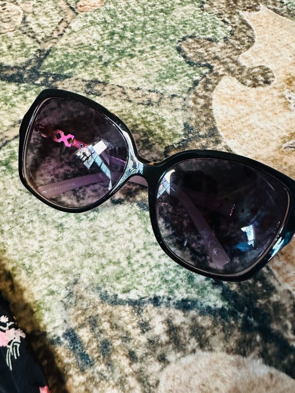 Guess Oversized Maroon/Black & Tortoise w/Rose color inside frame Sunglasses